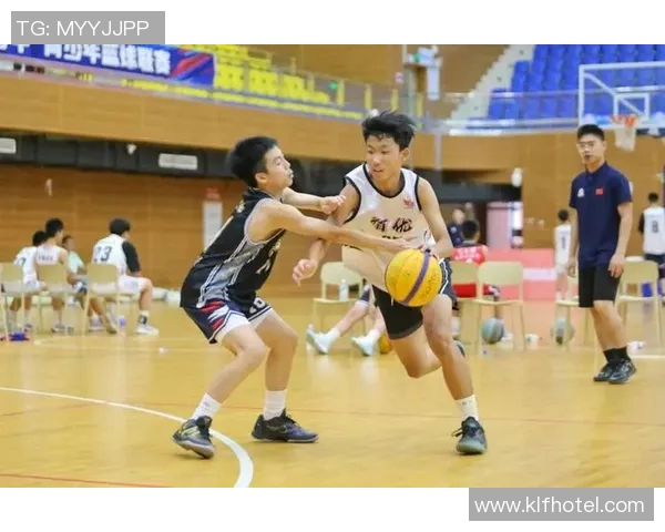 姚明亲自示范拍球训练技巧助力青少年篮球发展与成长