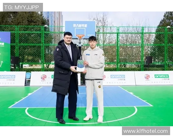 西班牙主帅姚明带领球队迎接新挑战展现篮球魅力与战术智慧