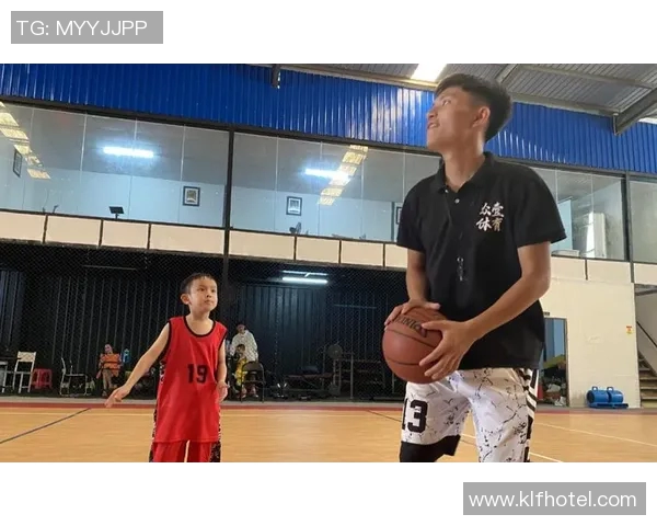 姚明停步礼让展现大国风范与体育精神的完美结合