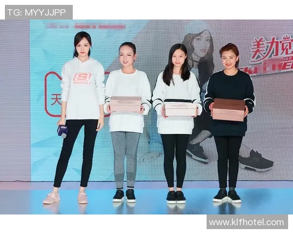 与足球明星亲密合影的女孩们展现青春活力与梦想追逐的瞬间