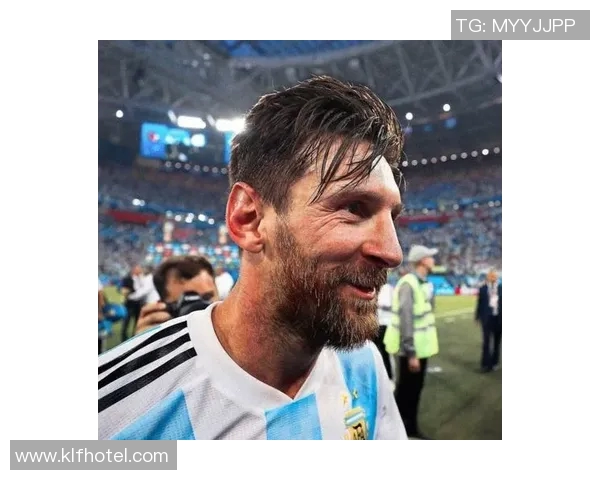 简单头像足球明星男士图片展示与解析，带你了解他们的风采与魅力