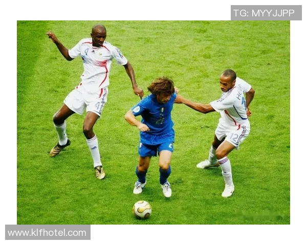 足球巨星背后的传奇人生与奋斗故事揭秘